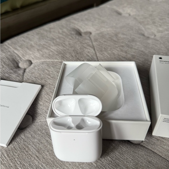 Apple Wireless Charging Case for AirPods- White - Picture 9 of 9